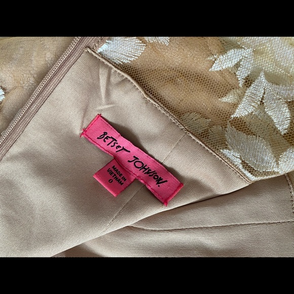 Elegant embroidered Dress - Picture 3 of 6